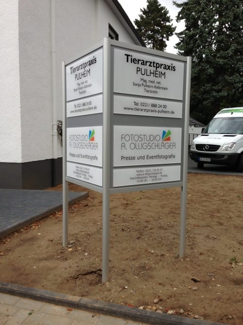 Schilderanlage aus Aluminium und Acrylglas