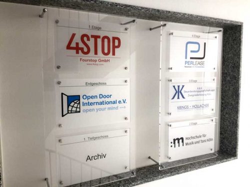 Schilderanlage aus Acrylglas mit Edelstahlabstandshalter