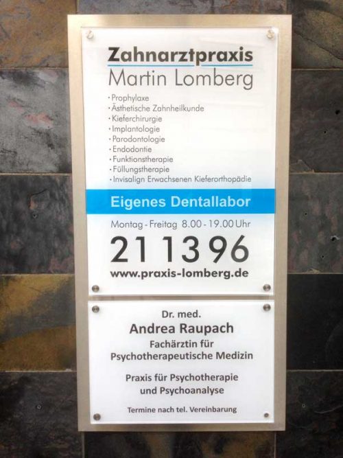 Schilderanlage auf Edelstahlgrundplatte